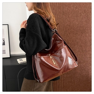 Dettaglio della borsa tote vintage in pelle oliata con grande capacità e trama
