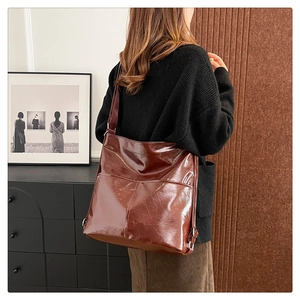 Dettaglio della grande borsa tote marrone scuro con trama in pelle lucida retrò