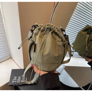 Detail der armeegrünen Nylon-Beuteltasche mit Netztasche und Kordelzugverschluss