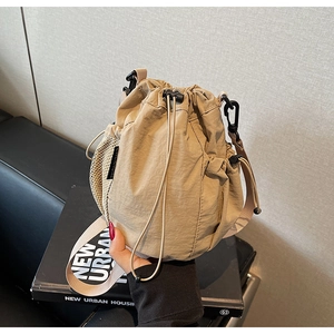 Detail der khakifarbenen Nylon-Beuteltasche mit Netztasche und Kordelzugverschluss
