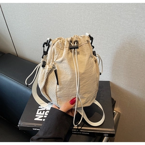 Detail der beigen Nylon-Beuteltasche mit Kordelzug, Netztasche und Gurtband