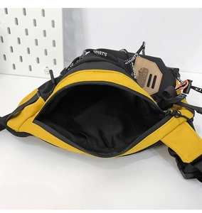 Détail de l'intérieur du sac de poitrine jaune avec tissu en nylon haute résistance