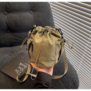 Detail der armee-grünen Nylon-Beuteltasche mit Netz-Seitentasche und Kordelzugverschluss