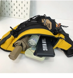 Vue détaillée sur la grande capacité de rangement du sac de sport jaune et noir