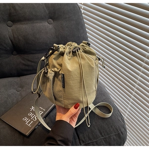 Detailansicht der armeegrünen Nylon-Beuteltasche mit Netztasche und Kordelzugverschluss