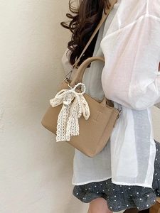 Elegante borsa a secchiello kaki con fiocco in pizzo e ciondolo di perle per donna