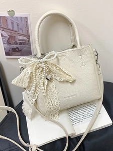 Elegante borsa a secchiello in pelle crema con fiocco di pizzo e ciondolo di perle lifestyle