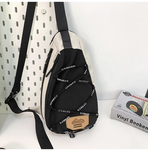 Détail du sac bandoulière outdoor avec cordons de sport et logo de la marque