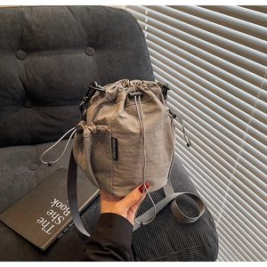 Detail der grauen Nylon-Kordeltasche mit seitlicher Netztasche und Chuangmi-Logo