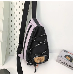 Sac de poitrine d'extérieur lilas et noir avec logo de montagne et cordon décoratif chic