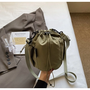 Olivgrüne Nylon-Beuteltasche mit Kordelzugverschluss und seitlicher Netztasche