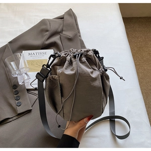 Detail der graubraunen Nylon-Beuteltasche mit Netztasche und verstellbarem Schultergurt