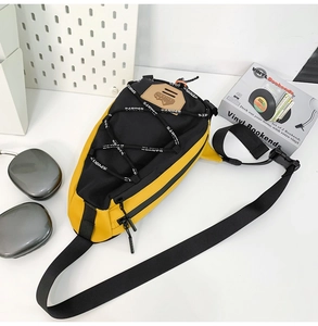 Détail du sac de poitrine jaune vif avec cordons élastiques noirs et logo de marque