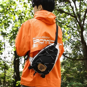Vue arrière extérieure d'un sac de poitrine noir et blanc avec sangles de sport