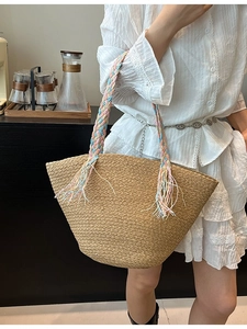 Borsa da spiaggia minimalista in paglia con manici a nastro colorati e dettagli nappa