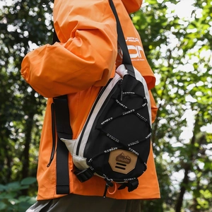 Détail du sac bandoulière de sport avec cordons décoratifs et patch en cuir de montagne