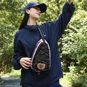 Détail du sac de poitrine extérieur noir et rose avec cordons et patch logo montagne