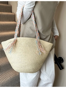 Grande borsa tote in paglia intrecciata beige con tracolla colorata e frange