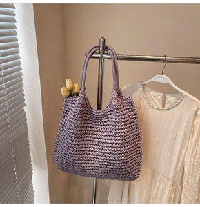 Détail du sac cabas en crochet fait main lilas avec des tulipes jaunes à l'intérieur
