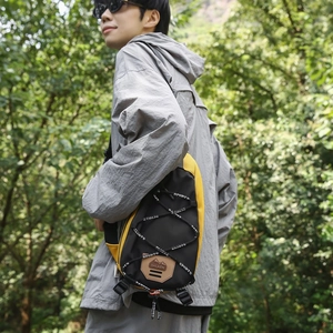 Détail du sac de poitrine extérieur avec cordon élastique sport et design moderne