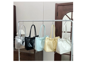 Gamme détaillée de cabas en cuir PU colorés avec des nœuds minimalistes en exposition