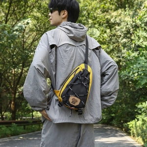 Détail du sac de poitrine extérieur jaune et noir avec cordon élastique de sport