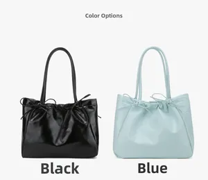 Détails de sacs cabas brillants avec nœuds coulissants en noir et bleu clair