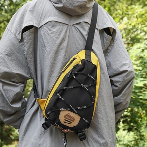 Gros plan du sac bandoulière de sport jaune et noir avec détails de cordon élastique