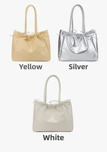 Trois sacs cabas à nœud papillon en jaune, argent et blanc avec fermeture à cordon