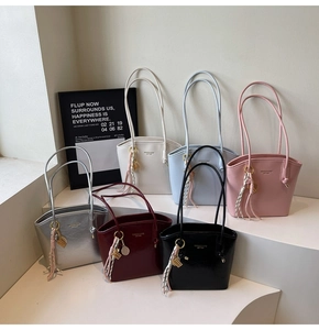 Collezione di borse tote da donna in sei colori con dettagli in corda e ciondoli in metallo