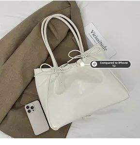 Détail du sac fourre-tout en similicuir blanc avec nœuds et grande capacité