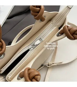 Détail de la fermeture éclair argentée et doublure intérieure du sac seau couleur crème