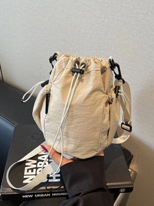 Minimalistischer beiger Kordelzug-Beutel mit Netztasche und verstellbarem Schultergurt