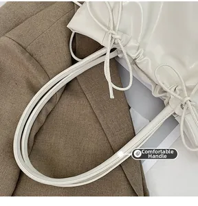 Détail du sac cabas en cuir brillant blanc avec cordon de serrage et poignées confortables