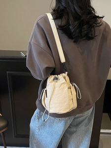 Beige Nylon-Beuteltasche mit Kordelzug, Netzseitentasche und breitem Tragegurt