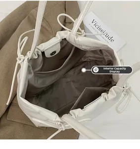 Vue détaillée de l'intérieur du sac cabas blanc avec poche zippée et doublure chic