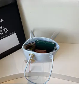 Vista dall'alto dello spazioso interno della borsa tote azzurra con tablet e portafoglio