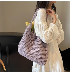 Détail du sac cabas au crochet lavande avec texture nid d'abeille et décor tulipe