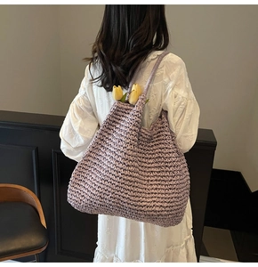 Gros plan sur un sac fourre-tout en paille tressée lavande avec texture au crochet