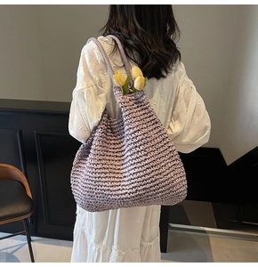 Détail du sac cabas en paille tissé main lavande avec longues anses et fleurs