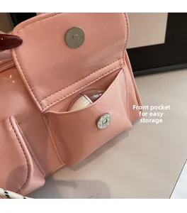 Detail der rosa Lackleder-Kissentasche mit Vordertaschen und magnetischen Silberschnallen