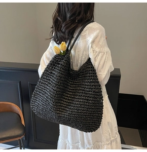 Grand sac cabas noir en paille tressée porté à l'épaule avec décoration de tulipes