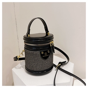 Dettaglio macro della borsa a cilindro in tessuto intrecciato nero e logo B BLONMAY
