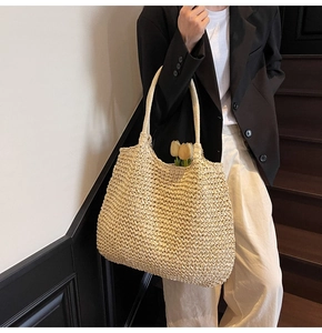 Détail de la texture tressée et de la grande capacité du sac fourre-tout de plage en paille