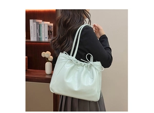 Vue arrière d'un sac cabas vert menthe avec détail de nœud et texture brillante