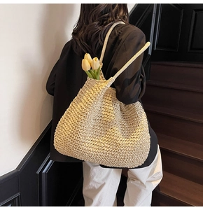 Détail d'un grand sac fourre-tout en paille tissé à la main pour les vacances à la plage