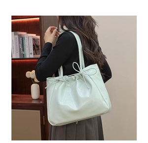 Détail du sac cabas vert menthe avec cordon nœud et texture en cuir PU souple