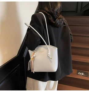 Borsa tote in pelle grigio chiaro con nappe eleganti e raffinato logo dorato