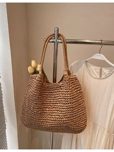 Sac fourre-tout en paille tissé à la main avec de longues anses pour les vacances