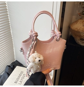 Sac seau rose avec texture mate douce et accessoire pendentif peluche caniche